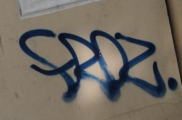 Alytaus grafitininkai paragino sudeginti policijos pastatą