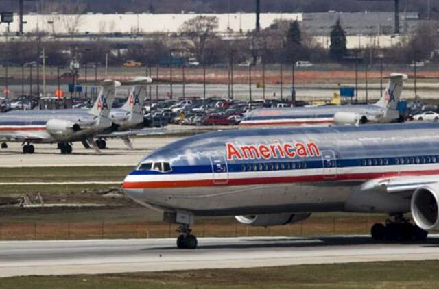 "American Airlines" atleis 13 tūkst. darbuotojų