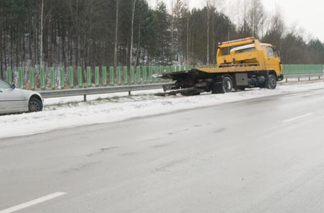 Ant kelio gulėjusią senolę pervažiavo du automobiliai