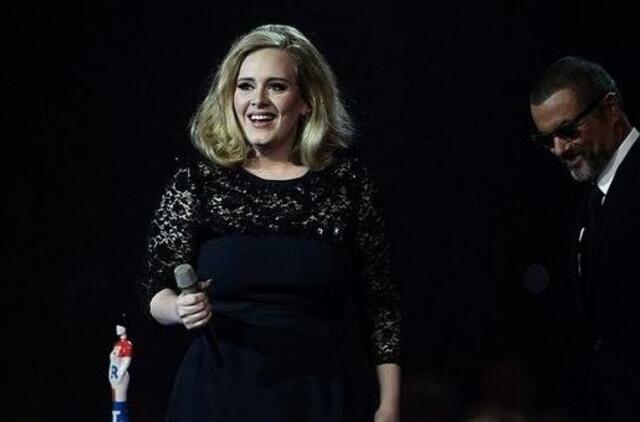 Atsiimdama apdovanojimą "Brit Awards“ ceremonijoje Adele parodė nepadorų gestą