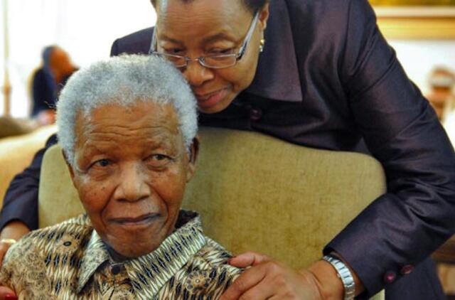 Buvęs PAR prezidentas Nelsonas Mandela išleistas iš ligoninės