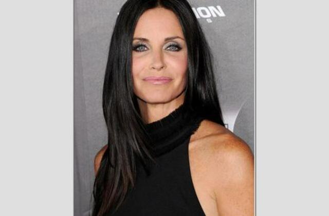 Courteney Cox prisipažįsta esanti vienišė