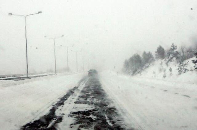 Dėl sniego sudėtingesnės eismo sąlygos Klaipėdos ir Kretingos rajonuose