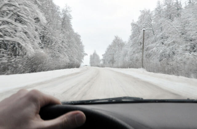 Didžiojoje šalies dalyje kelių dangos padengtos puriu sniego sluoksniu