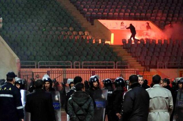 Futbolo sirgalių riaušių metu Egipte žuvo dešimtys žmonių