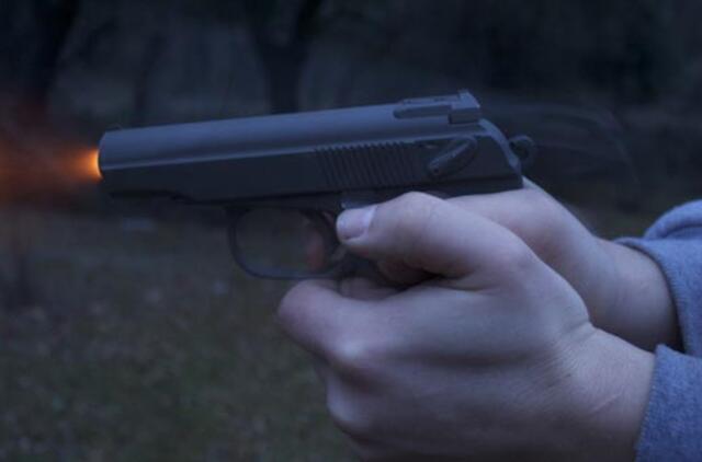 Įsisiautėjęs girtas kaimietis apšaudė pareigūnus