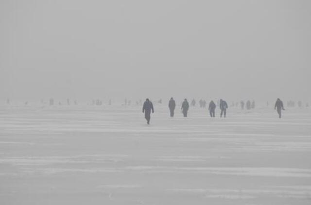 Kuršių marių ledu penki vyrai pažeidė sieną