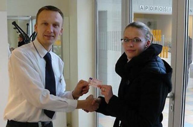 Liepojoje įteiktas pirmasis vairuotojo pažymėjimas vairuoti automobilį su automatine pavarų dėže