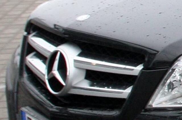 Padegtas apynaujis "Mercedes-Benz"