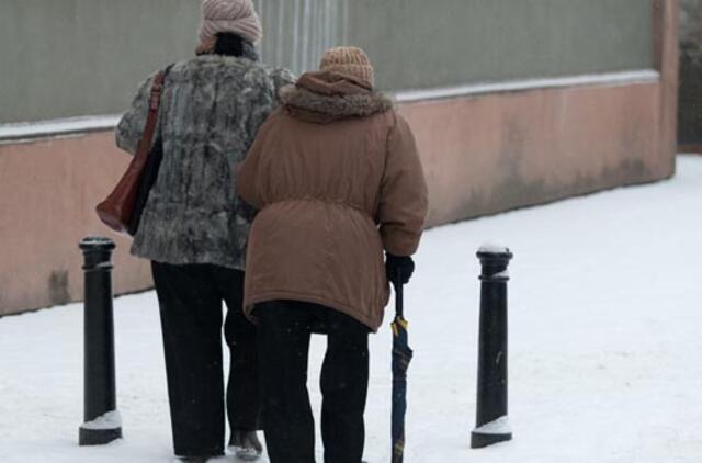 Pensijos dirbantiems ir nedirbantiems pensininkams turėjo būti mažinamos vienodai