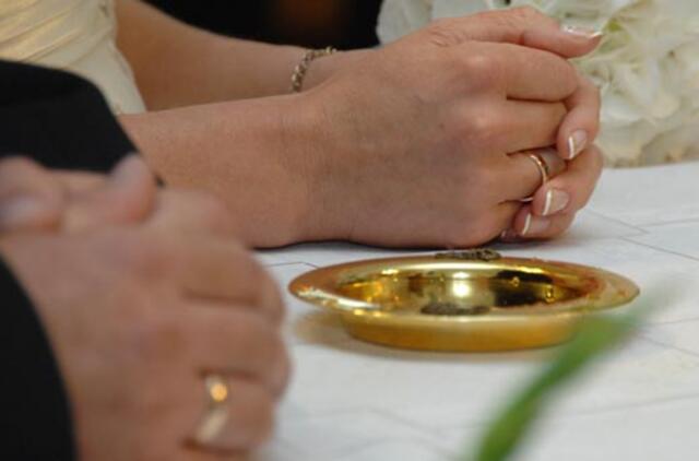 Pernai padaugėjo ir santuokų, ir skyrybų