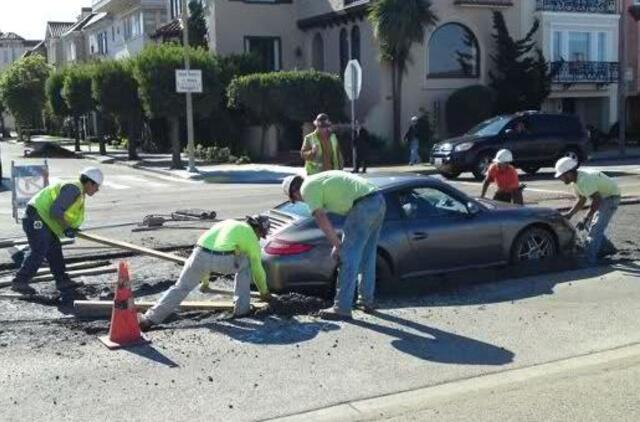 "Porsche" vengė kamščių, "Porsche" įklimpo betone (video)