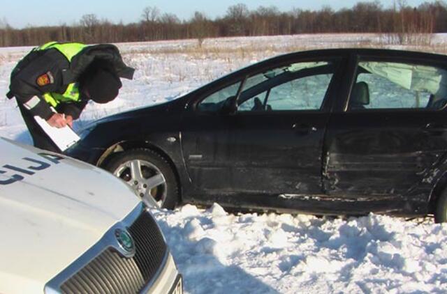 Slidžiame kelyje - automobilių susidūrimas