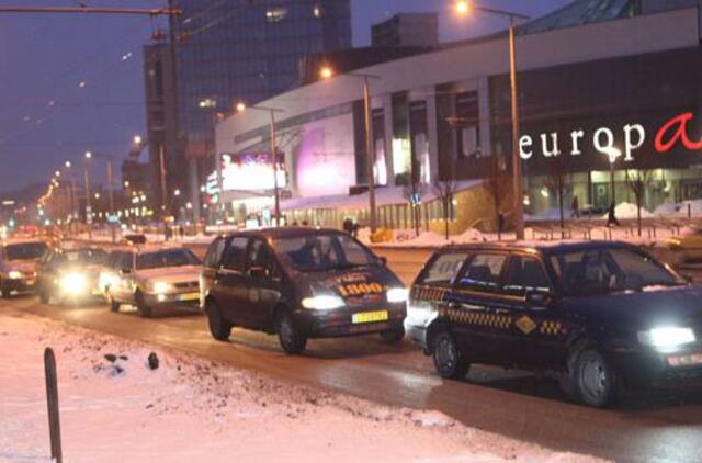 Streikuojantys taksistai Vilniuje kelia spūstis