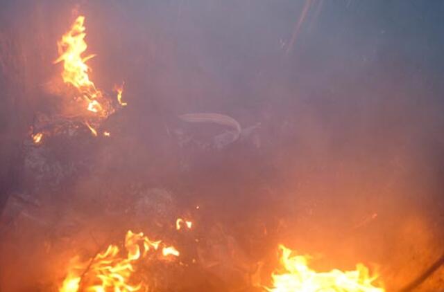 Sušalęs vyras apdegė po balkonu