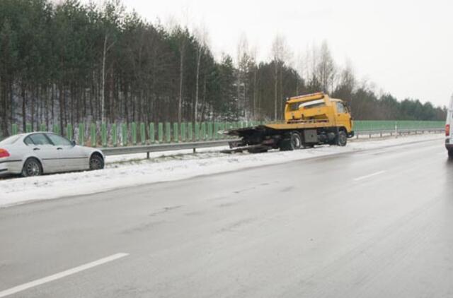 Vairuotojams: rajoniniai keliai vietomis slidūs