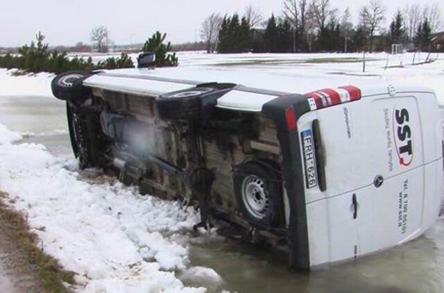 Vėjas nupūtė skubių siuntų automobilį