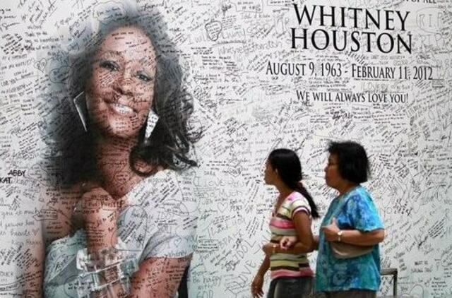 Whitney Houston artimieji būsimas dainininkės laidotuves vadina "kelione namo"