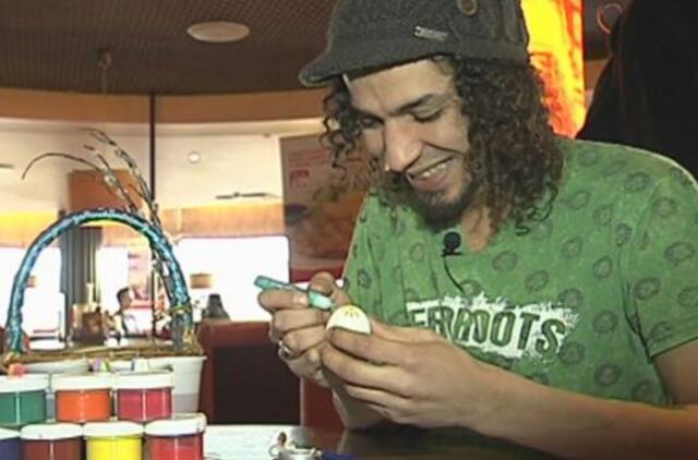 Afrikiečio ir lietuvės sūnus Viktoras Diawara irgi dažo velykinius kiaušinius