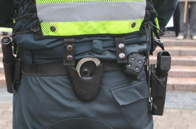 Ant sostinės Tauro kalno sulaikytas asmuo, turėjęs medžioklinį peilį ir teleskopinę lazdą