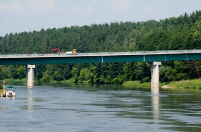 Ant tiltų ir viadukų naktį ir rytą gali susidaryti plikledis