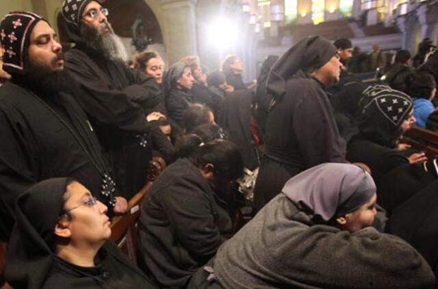 Dešimtys tūkstančių egiptiečių gedi mirusio koptų krikščionių popiežiaus