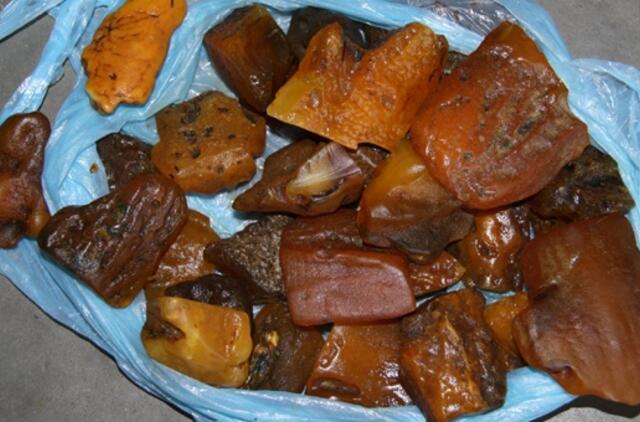 Juodkrantiškis per sieną vežė 41 kg gintaro