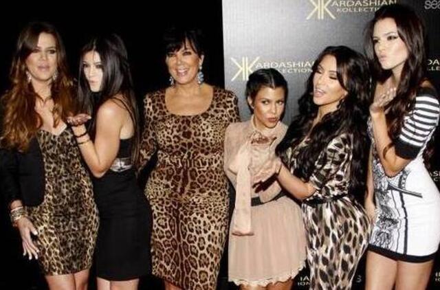 Kardashians šeimos merginos reklamuoja keistus lieknėjimui skirtus maisto papildus