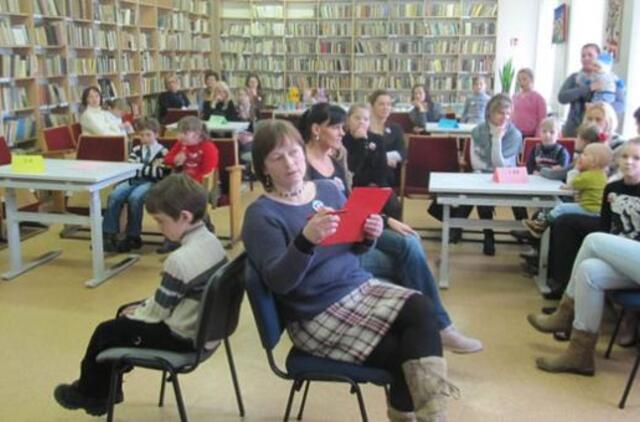 Kartu su vaiku ir knyga