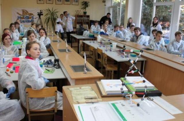 Klaipėdos moksleiviai išbandė pirmąją šalyje mobilią biomokslų laboratoriją