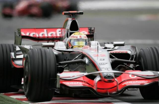 Malaizijos lenktynėse iš pirmosios pozicijos startuos britas Luisas Hamiltonas
