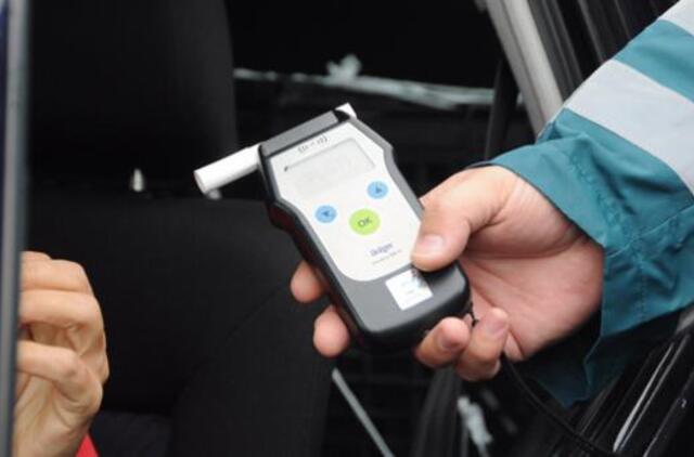 Neblaivus vairavęs latvis policininkams siūlė 200 eurų, ukrainietis - 200 litų kyšį