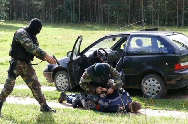 Po gaudynių pasieniečiai sulaikė vogtu automobiliu sprukusius kontrabandininkus