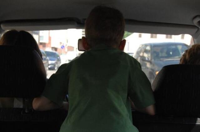 Saugos diržai: suaugusieji nesegi, nesaugomi vaikai