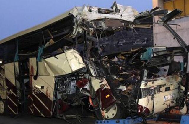 Šveicarijoje per autobuso avariją žuvo 28 žmonės