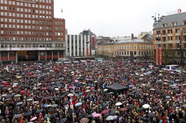 Dešimtys tūkstančių norvegų drauge užtraukė A. B. Breiviko nekenčiamą dainą