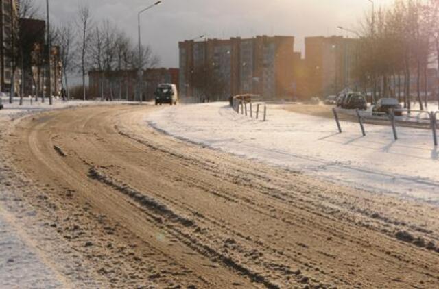 Eismo sąlygas šalies keliuose sunkina sniegas