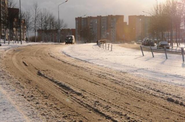 Eismo sąlygas šalies keliuose sunkina sniegas