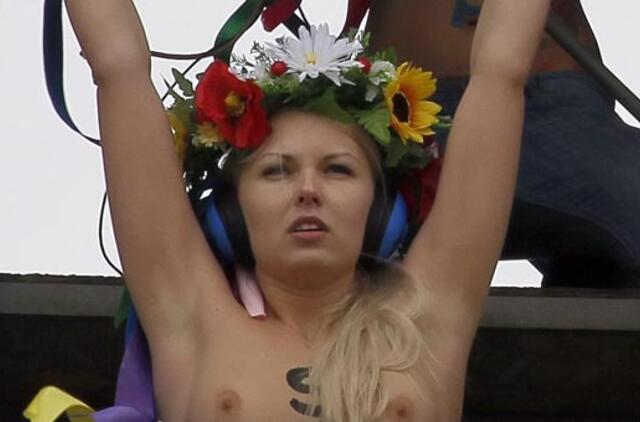 "Femen" aktyvistės vėl apnuogino krūtis (video)