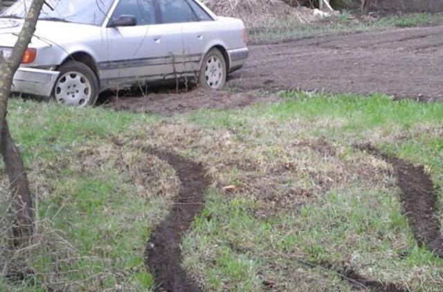 Girtas vairuotojas išvertė tvorą ir įlėkė į daržą