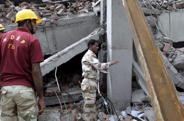 Indijoje sugriuvus fabrikui žuvo du žmonės, 100 laikomi dingusiais