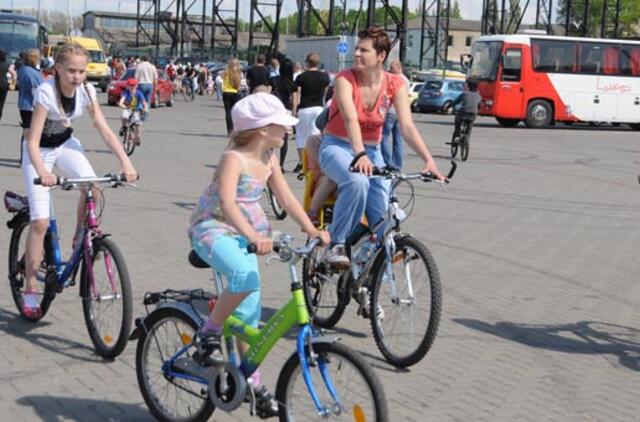 Jaunieji Palangos dviratininkai raginami dėvėti šalmus