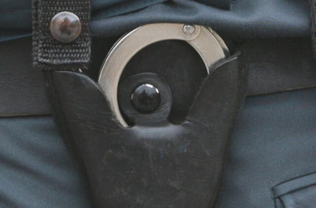 JAV policija antrankius uždėjo... šešiametei