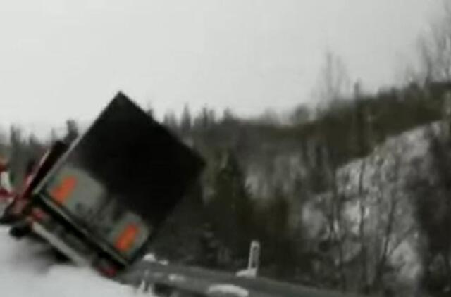 Lietuvio vilkikas Norvegijoje nuriedėjo nuo uolos