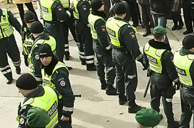 Policijos gretos retėja