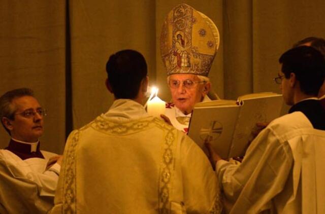 Popiežius Benediktas XVI su tūkstančiais tikinčiųjų dalyvavo Velyknakčio liturgijoje