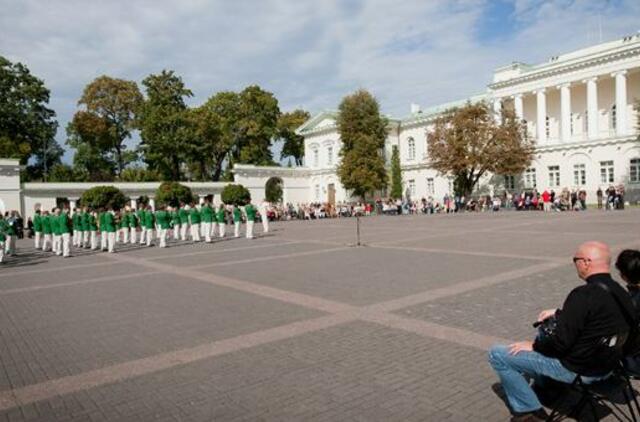Prezidentūros rūmų kiemelyje - sporto žaidimai, mankšta ir lietuviškas ritinis