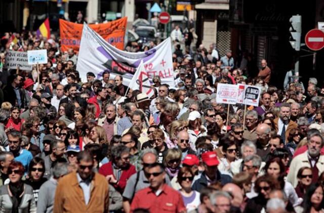 Prieš vyriausybės taupymo priemones protestavo dešimtys tūkstančių ispanų