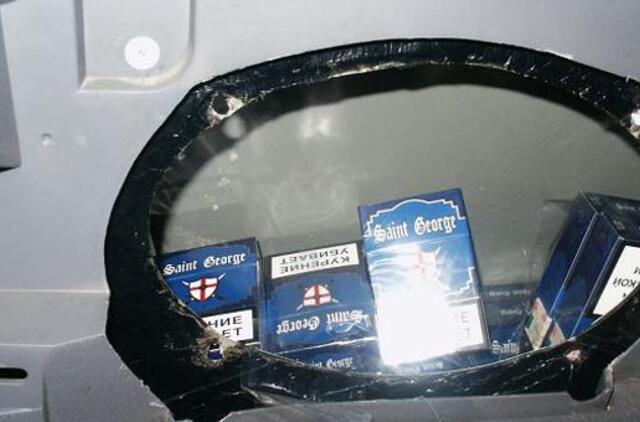 Tauragiškis cigaretes slėpė automobilio garso kolonėlėse