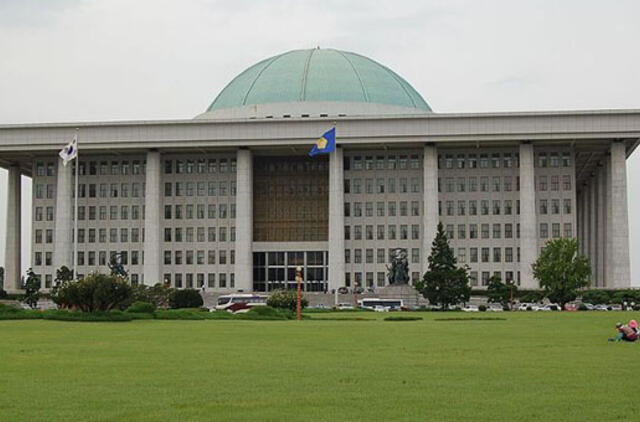 Valdančioji partija gavo daugiau kaip pusę vietų Pietų Korėjos parlamente